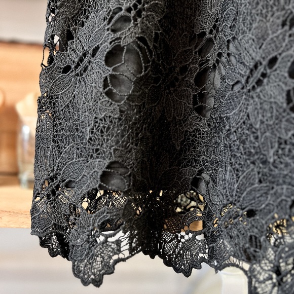 Cropped Floral Embroidery Top - Picture 2 of 5